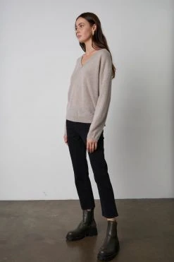 Velvet By Graham & Spencer Womens ABBIE V-NECK CASHMERE SWEATER