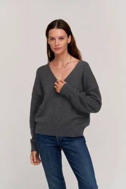 Velvet By Graham & Spencer Womens BELINDA V-NECK SWEATER