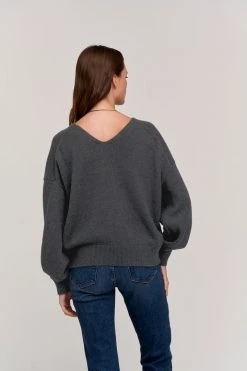 Velvet By Graham & Spencer Womens BELINDA V-NECK SWEATER