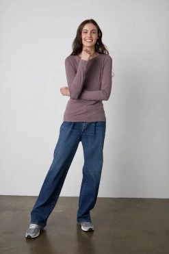 Velvet By Graham & Spencer Womens ZOFINA GAUZY WHISPER FITTED CREW NECK TEE