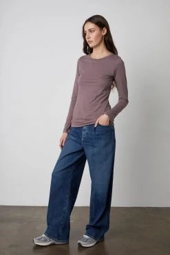 Velvet By Graham & Spencer Womens ZOFINA GAUZY WHISPER FITTED CREW NECK TEE