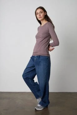 Velvet By Graham & Spencer Womens ZOFINA GAUZY WHISPER FITTED CREW NECK TEE