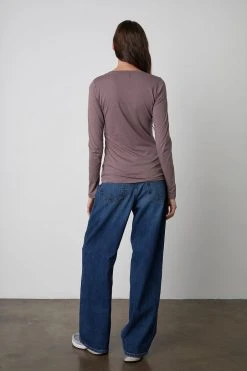 Velvet By Graham & Spencer Womens ZOFINA GAUZY WHISPER FITTED CREW NECK TEE