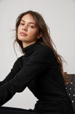 Velvet By Graham & Spencer Womens TALISIA GAUZY WHISPER FITTED MOCK NECK TEE