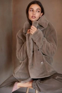 Velvet By Graham & Spencer Womens LINDA FAUX LUX FUR JACKET