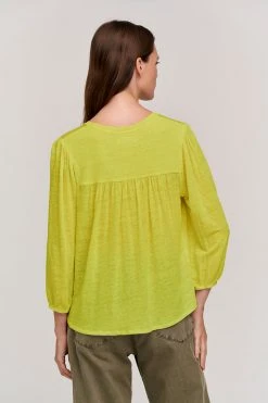 Velvet By Graham & Spencer Womens GINA V-NECK TEE