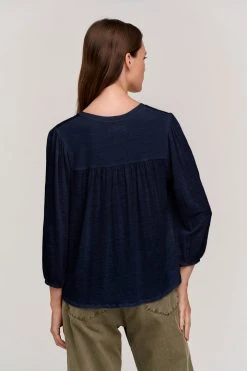 Velvet By Graham & Spencer Womens GINA V-NECK TEE