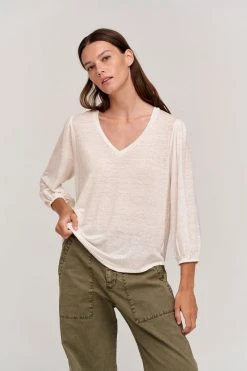 Velvet By Graham & Spencer Womens GINA V-NECK TEE