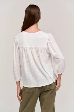 Velvet By Graham & Spencer Womens GINA V-NECK TEE