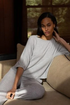 Velvet By Graham & Spencer Womens MAKAYLA CREW NECK PULLOVER