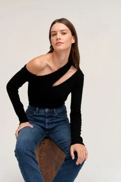 Velvet By Graham & Spencer Womens ROSALINA CUT OUT TOP
