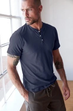 Velvet By Graham & Spencer Mens FULTON SHORT SLEEVE HENLEY