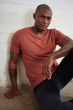 Velvet By Graham & Spencer HOWARD WHISPER CLASSIC CREW NECK TEE Mens