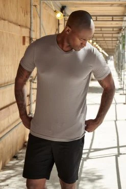 Velvet By Graham & Spencer SAMSEN WHISPER CLASSIC V-NECK TEE Mens 46 Velvet By Graham & Spencer SAMSEN WHISPER CLASSIC V-NECK TEE Mens