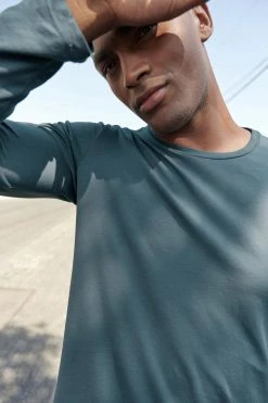 Velvet By Graham & Spencer SKEETER WHISPER CLASSIC CREW NECK TEE Mens