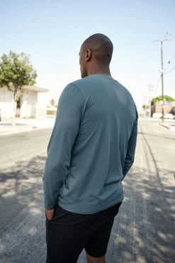 Velvet By Graham & Spencer SKEETER WHISPER CLASSIC CREW NECK TEE Mens