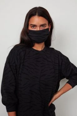 Velvet By Graham & Spencer Womens VIENA PRINTED FACE MASK